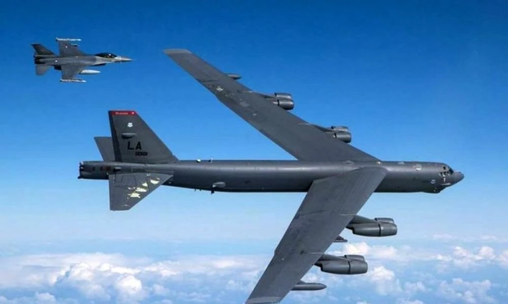 Δύο βομβαρδιστικά B-52 των ΗΠΑ ανάμεσα Κρήτη και Κύπρο ενώ ρωσικά πολεμικά έχουν “ακροβολιστεί” στην περιοχή